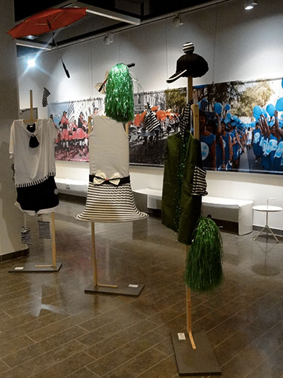 Costumes de la biennale de la danse exposés à la médiathèque de Bron en 2018