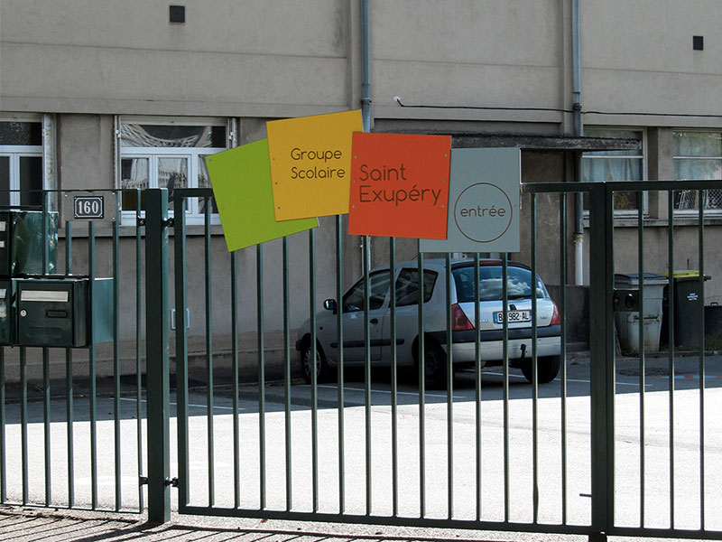Panneaux en couleur sur portail d'une école à Bron