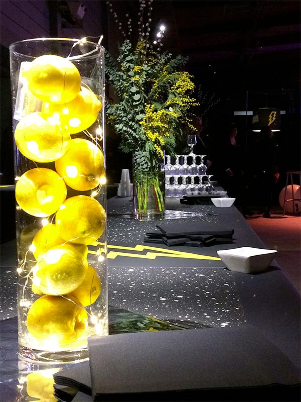 Table de buffet décorée avec des citrons et du mimosa