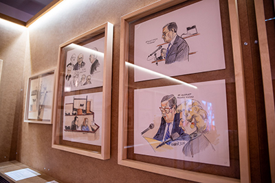 détail expo accrochage sur cimaise bois de dessins du procès Klaus Barbie sous cadre