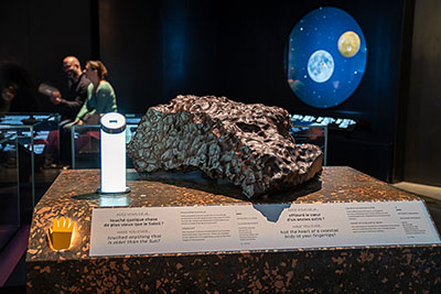 socle et cartel de présentation de deux météorites