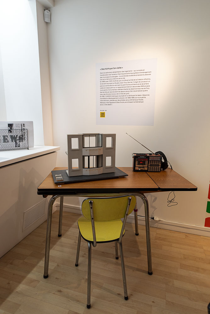 exposition d'une maquette de blogement du quartier des Etats-Unis sur table en formica